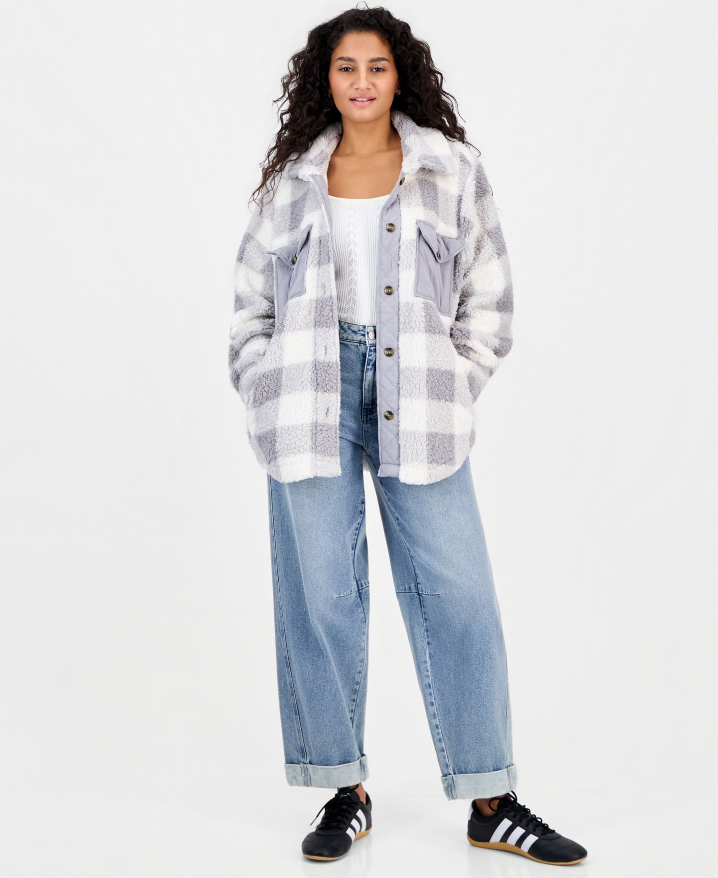Женские куртки Hippie Rose Oversized Sherpa Shacket, цвет: Серый клетчатый — фото 4