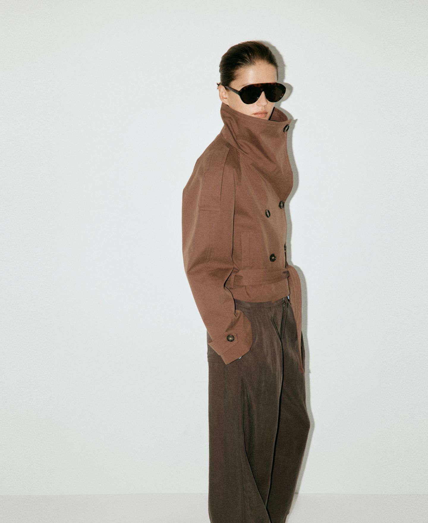 Женское пальто Mango Cropped Double-Breasted Trench, цвет: Коричневый — фото 4