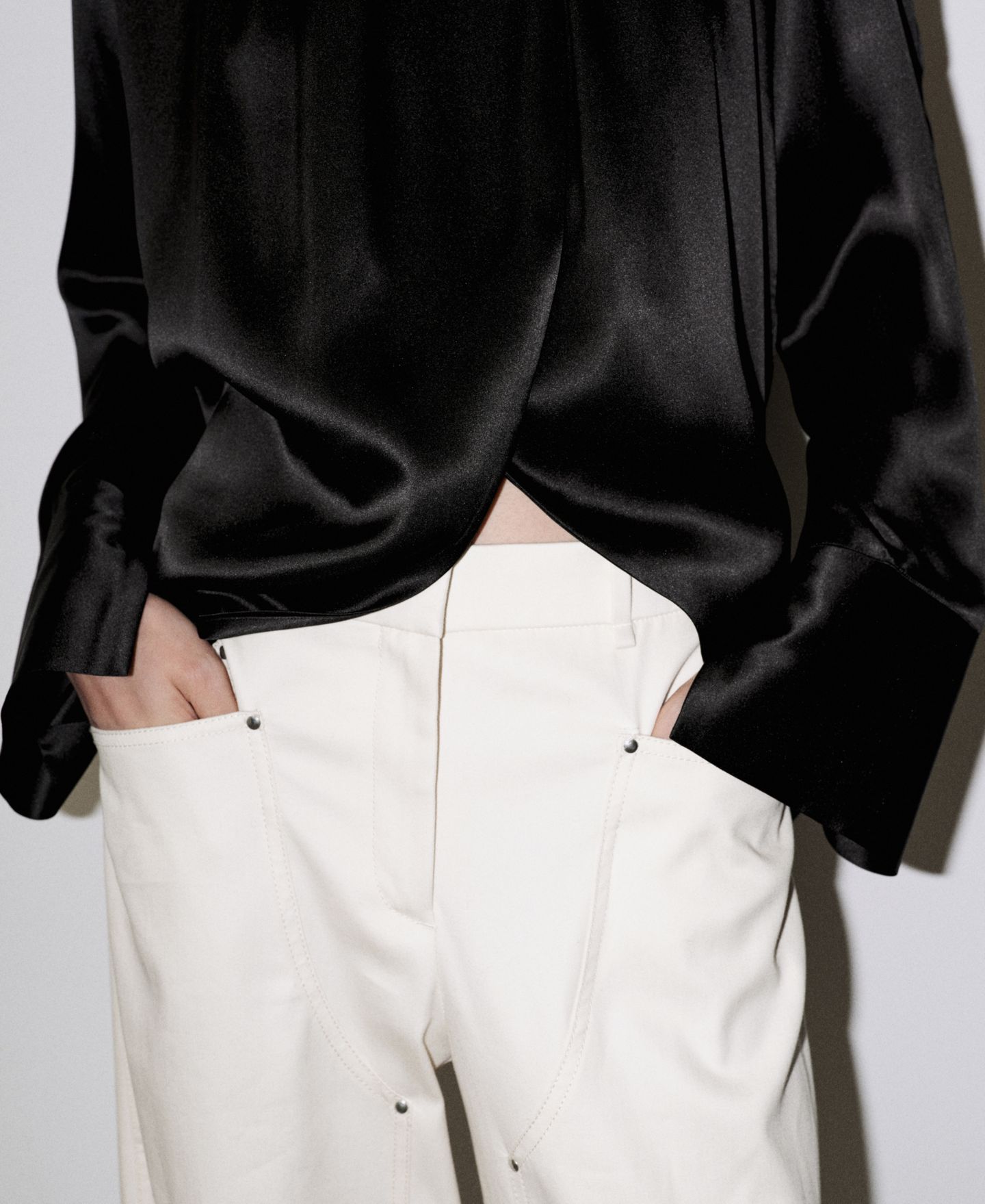 Женская блузка Mango Selection Mock Neck Long Sleeves with Slit at Cuffs Silk, цвет: Чёрный — фото 7