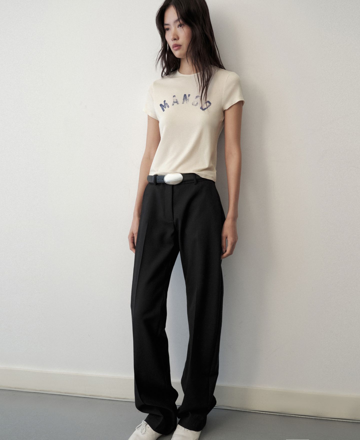 Женская футболка Mango Selection Distressed Logo-Print — фото 6