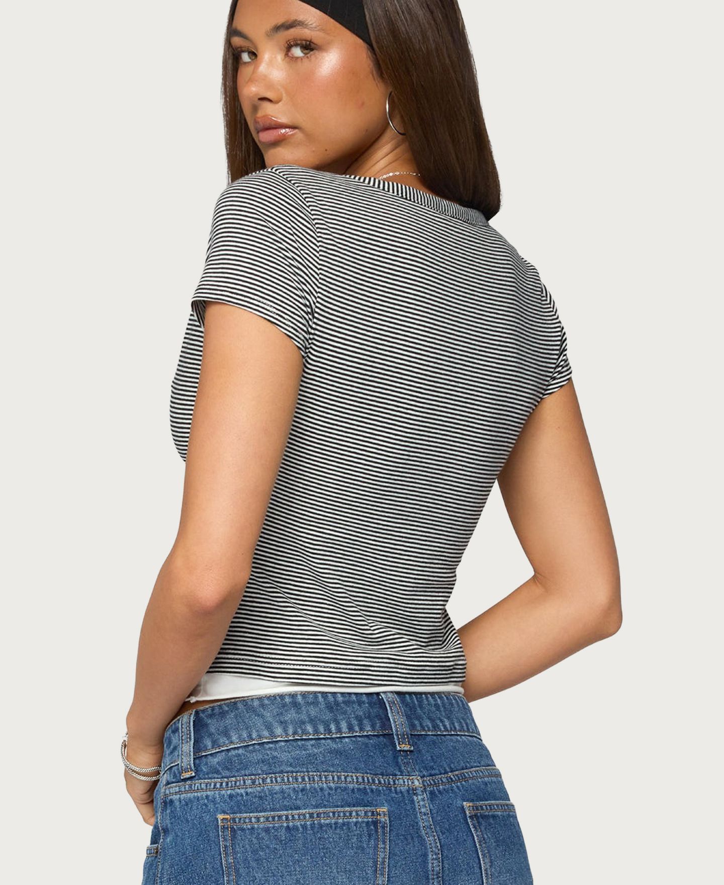 Женская футболка Edikted Yannah Striped V-Neck Short-Sleeve, цвет: Чёрный белый — фото 2