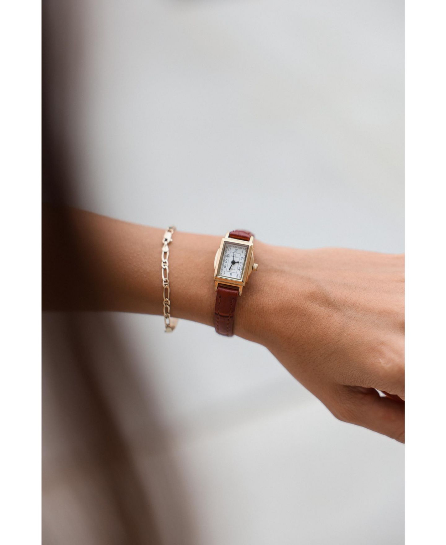 Женские часы Peugeot Vintage 14K Gold-Plated Rectangular Small Face Watch with Brown Leather Strap — фото 4
