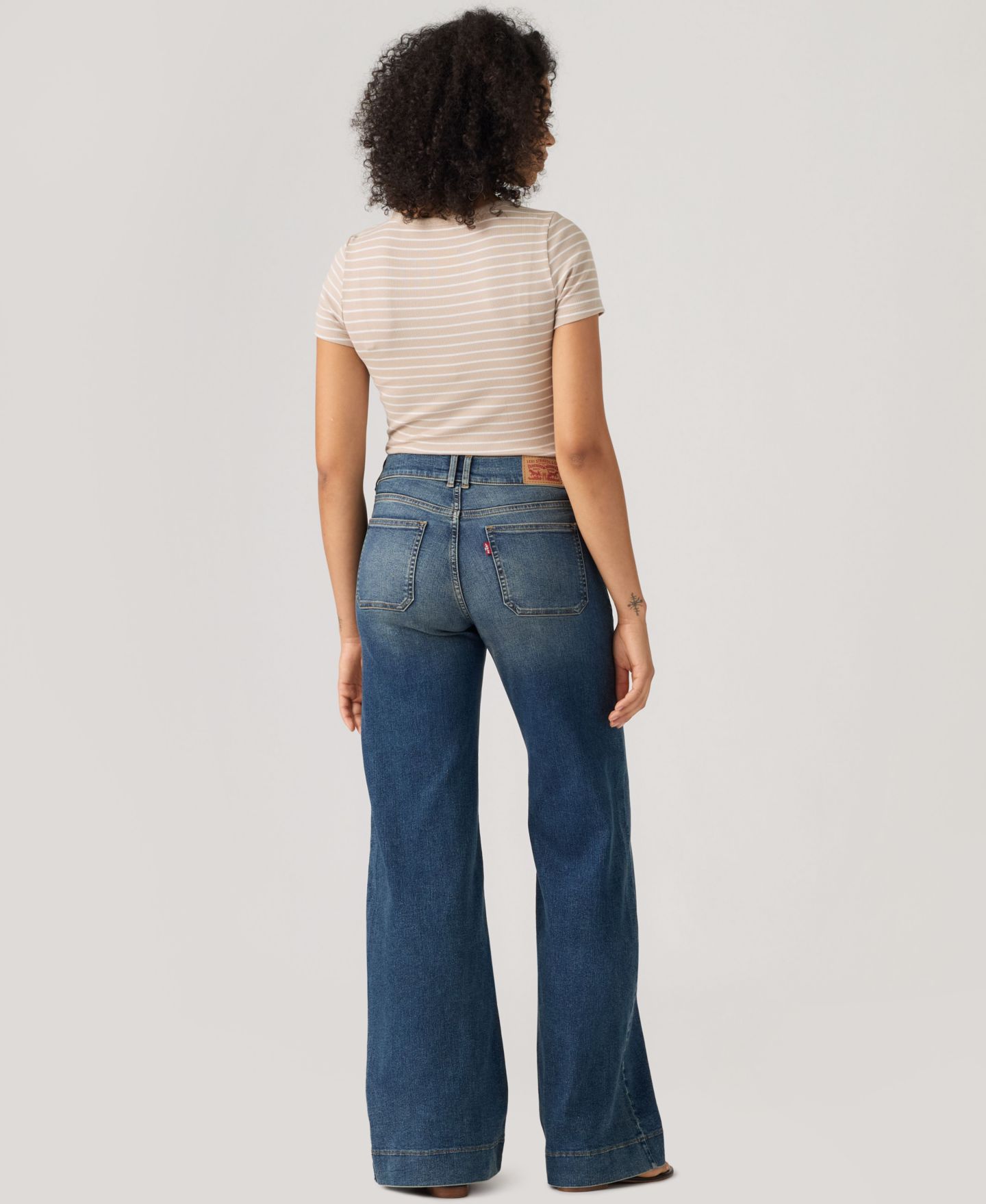 Женские джинсы Levi's 318 Mid-Rise Double-Button Wide-Leg, цвет: Leaving Late — фото 5