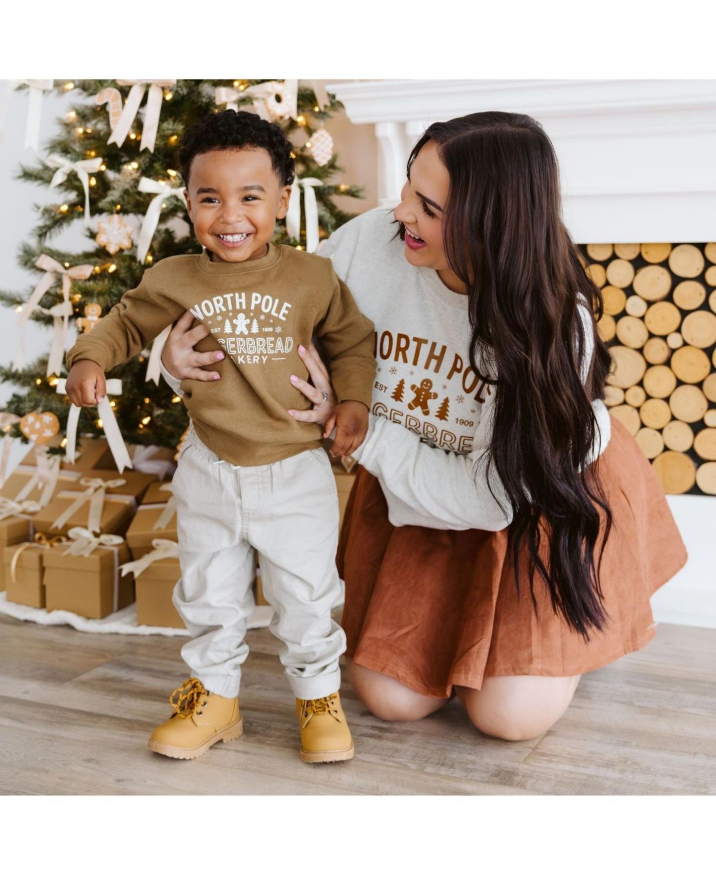 Толстовка Sweet Wink Holiday Crewneck Long-Sleeve для мальчиков-малышей, цвет: Мокко — фото 6