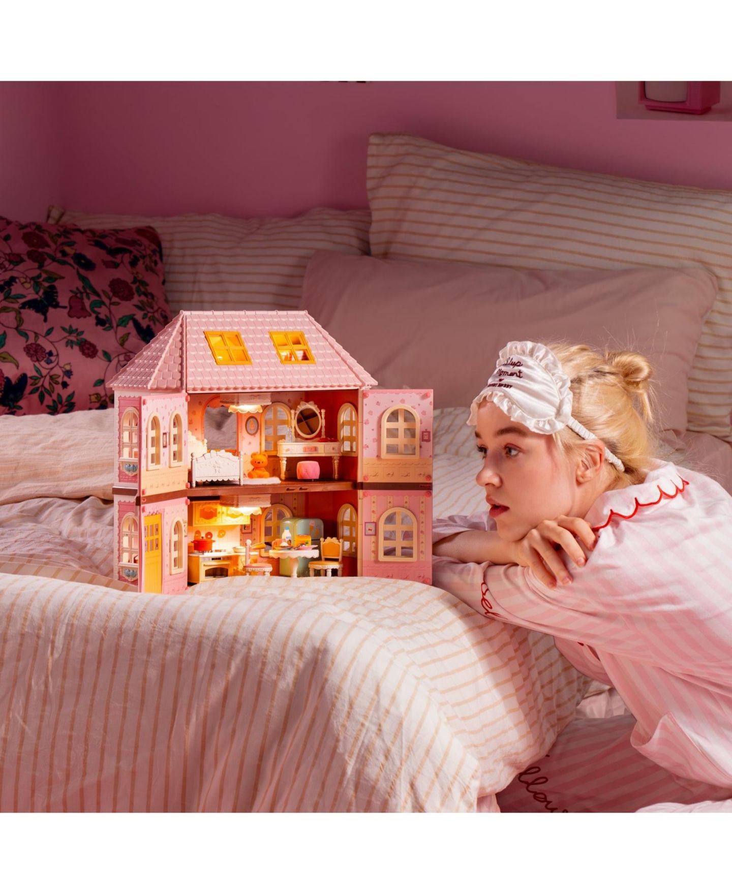 Детские аксессуары для кукол Robotime Fairy Rose Cottage 3-Story Wood Dollhouse with LED Lighting, 14 Furniture Accessories, Ages 3+ — фото 3