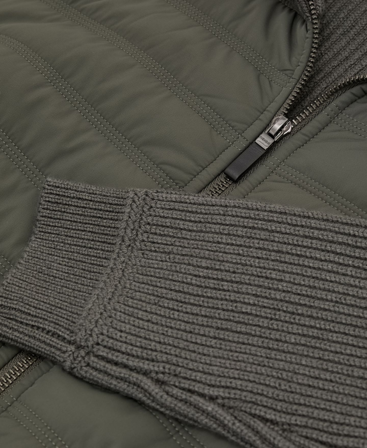 Мужская куртка REISS Townsend Quilted Rib-Knit Funnel-Neck, цвет: Армейский зелёный — фото 4