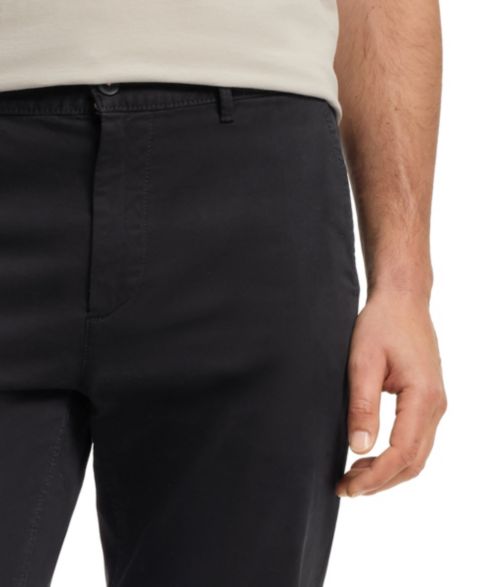 Мужские брюки Hugo Boss Stretch-Cotton Satin Slim-Fit Chinos, цвет: Чёрный