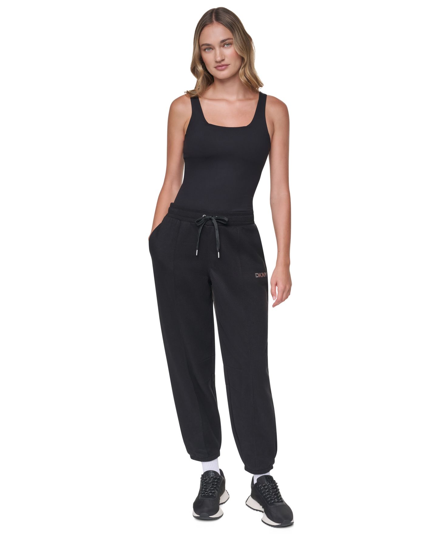 Женские брюки DKNY Sport Foil Logo Mid-Rise Barrel Leg Joggers with Pockets, цвет: Чёрный / Железный графитовый — фото 2