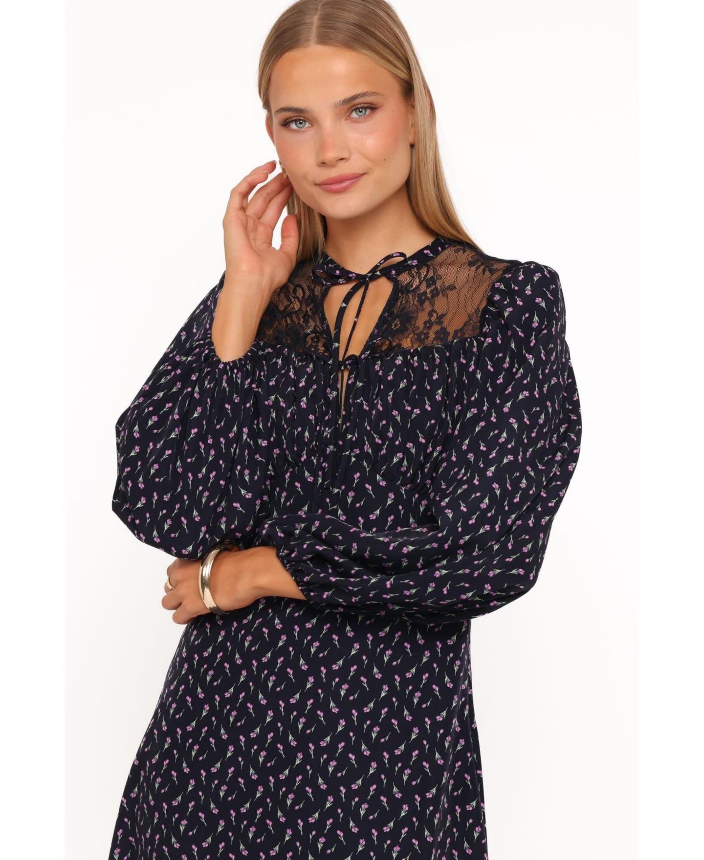 Женское платье Petal and Pup Tillie High Tie-Neck Lace Maxi, цвет: Тёмно-синий с принтом — фото 4