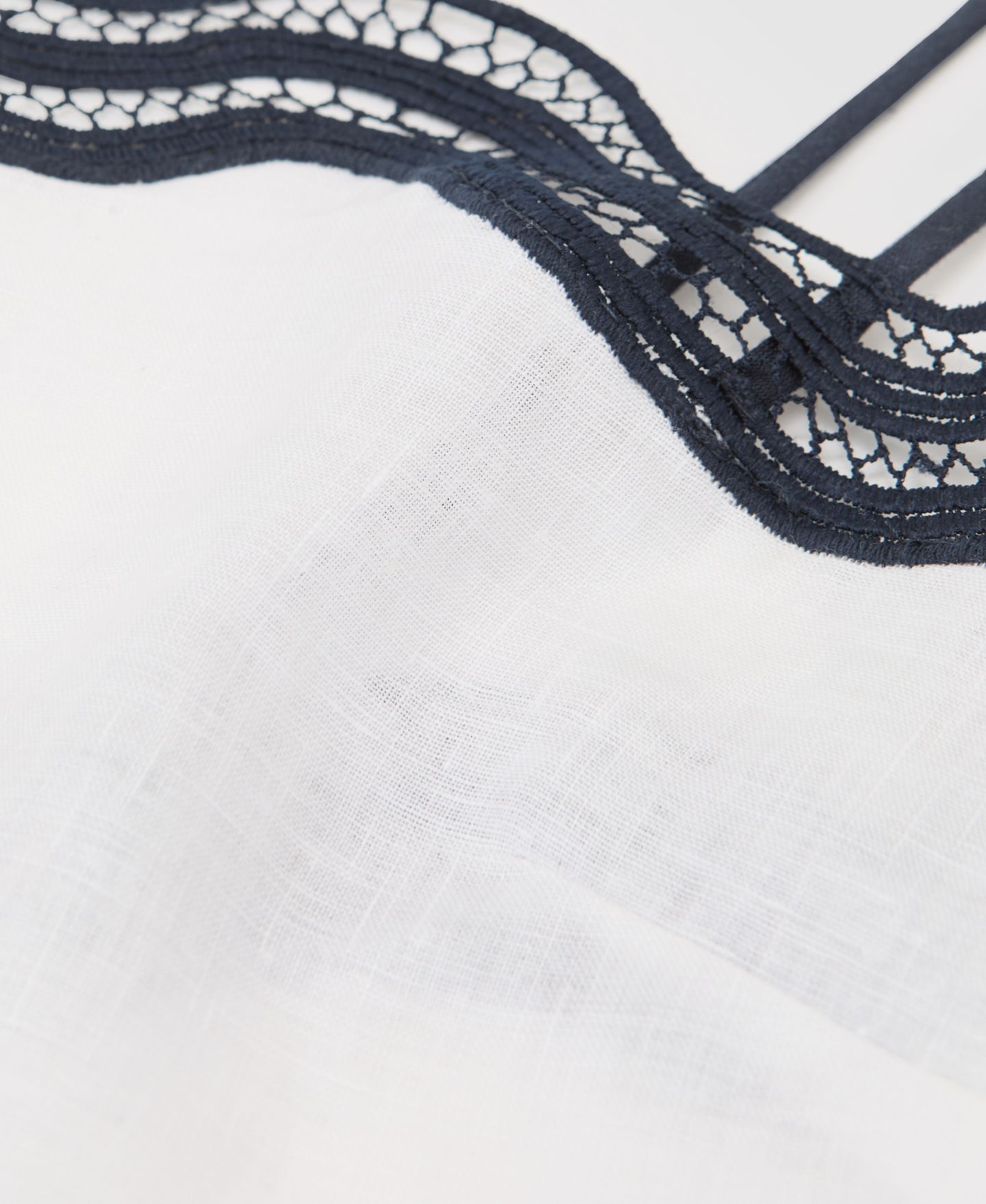 Женский топ REISS Felicity Sleeveless Scalloped Lace Square Neck Linen Camisole, цвет: Слоновая кость / Тёмно-синий — фото 5