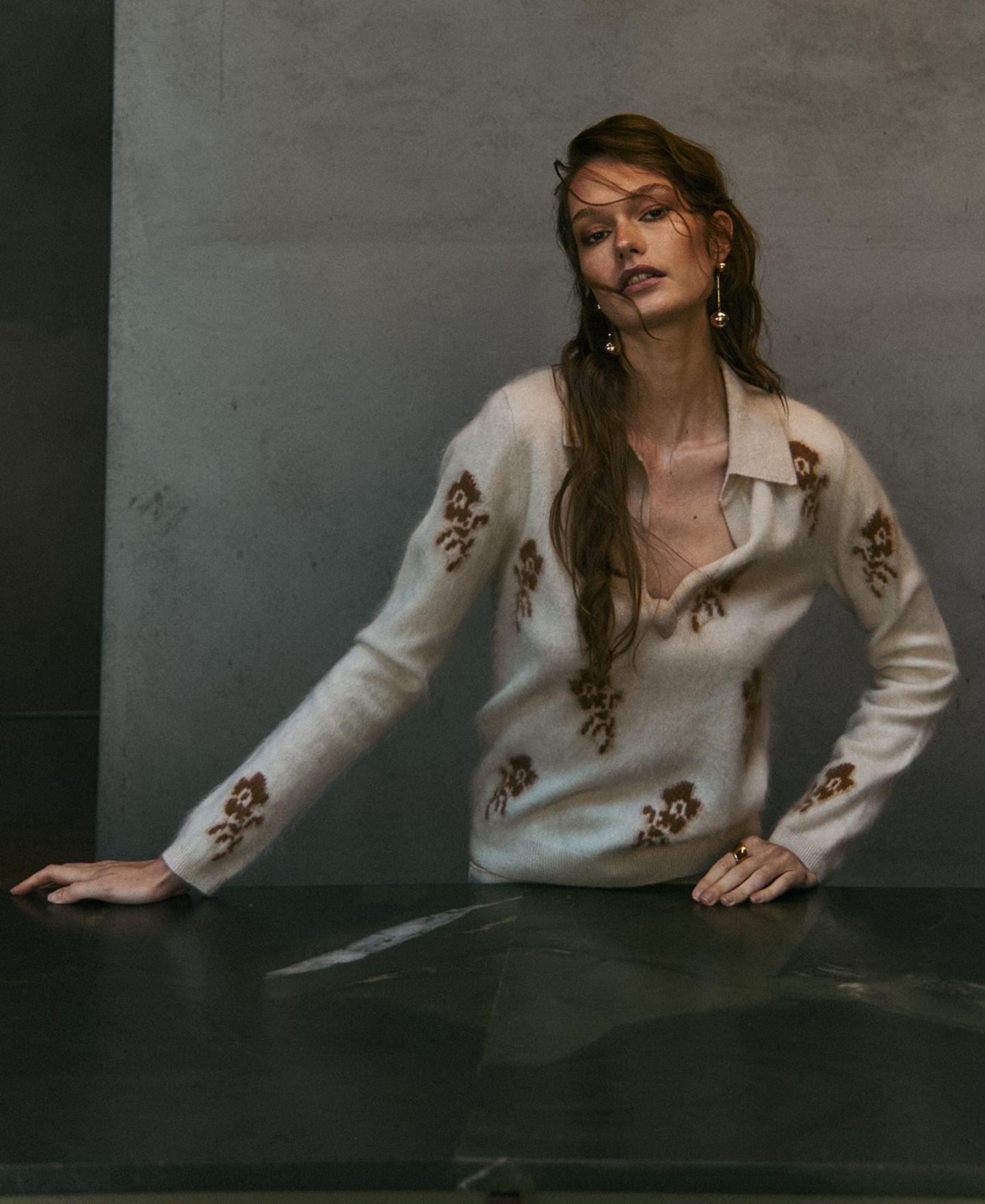 Женский свитер Elie Tahari The Raelynn Cashmere Floral Collared Split-Neck, цвет: Белый / Коричневый — фото 5