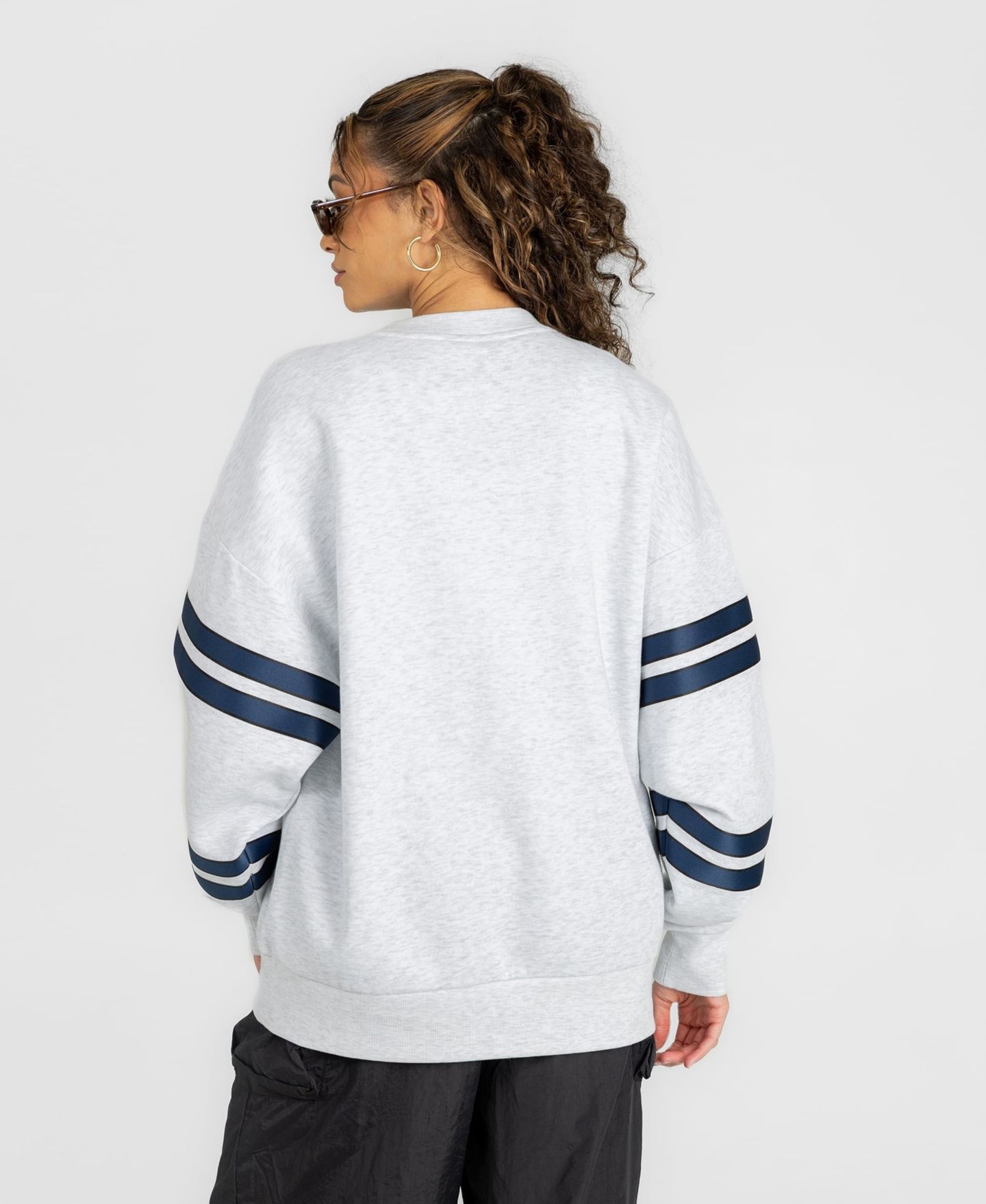 Женские толстовки Gameday Couture Ash North Carolina Tar Heels Stadium Stripes Oversized Fleece — фото 2