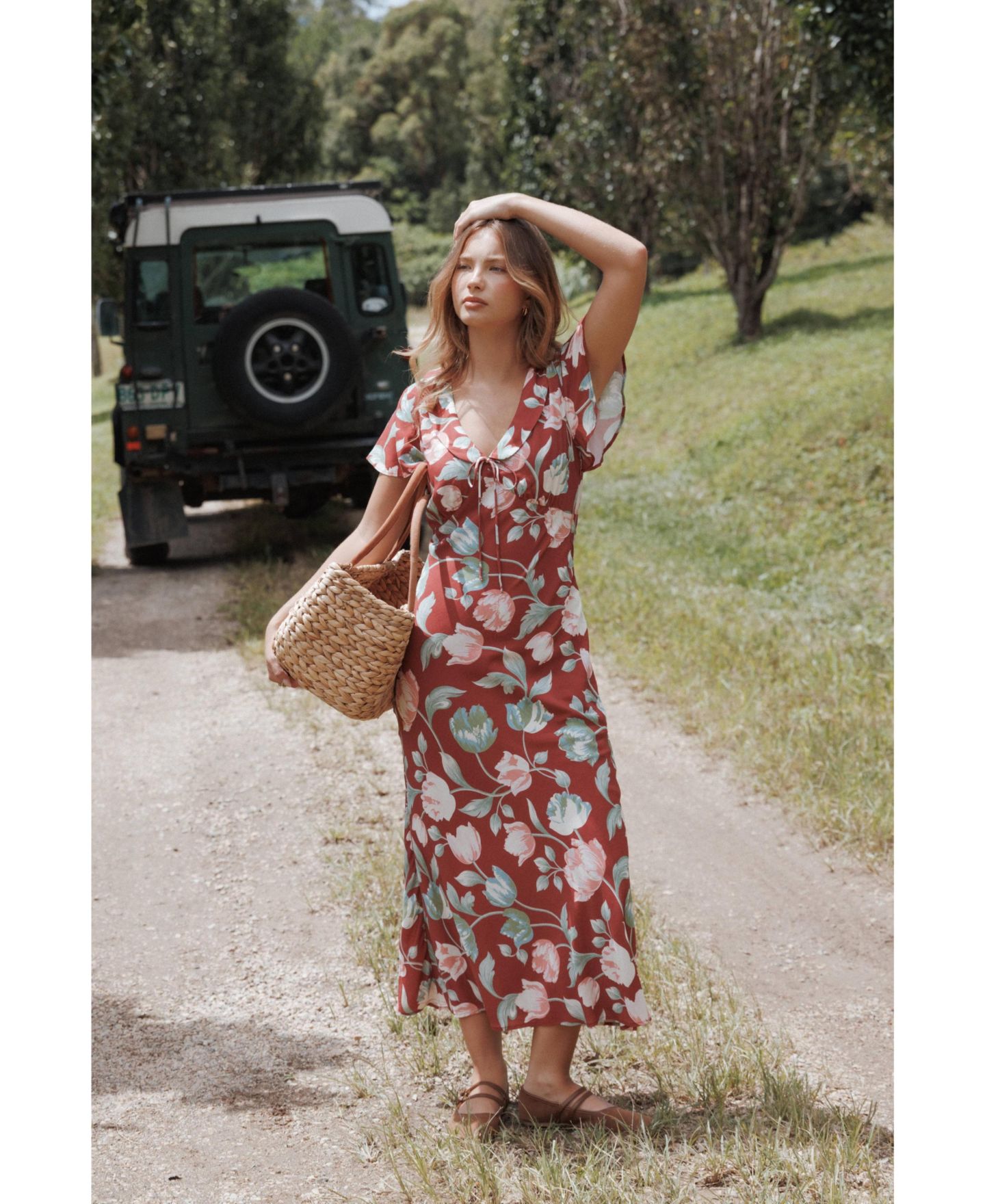 Женское платье Petal and Pup Linden Floral V-Neck Flutter-Sleeve Midi, цвет: Красный с принтом — фото 7
