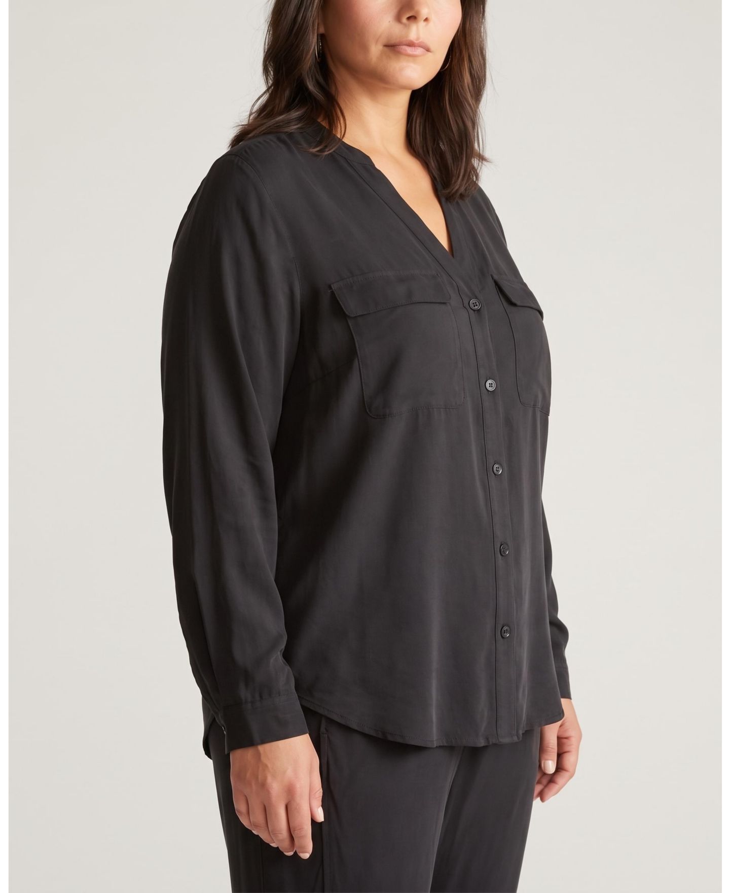 Женская блузка Universal Standard Plus Size Stretch Cupro Button-Down, цвет: Чёрный — фото 2