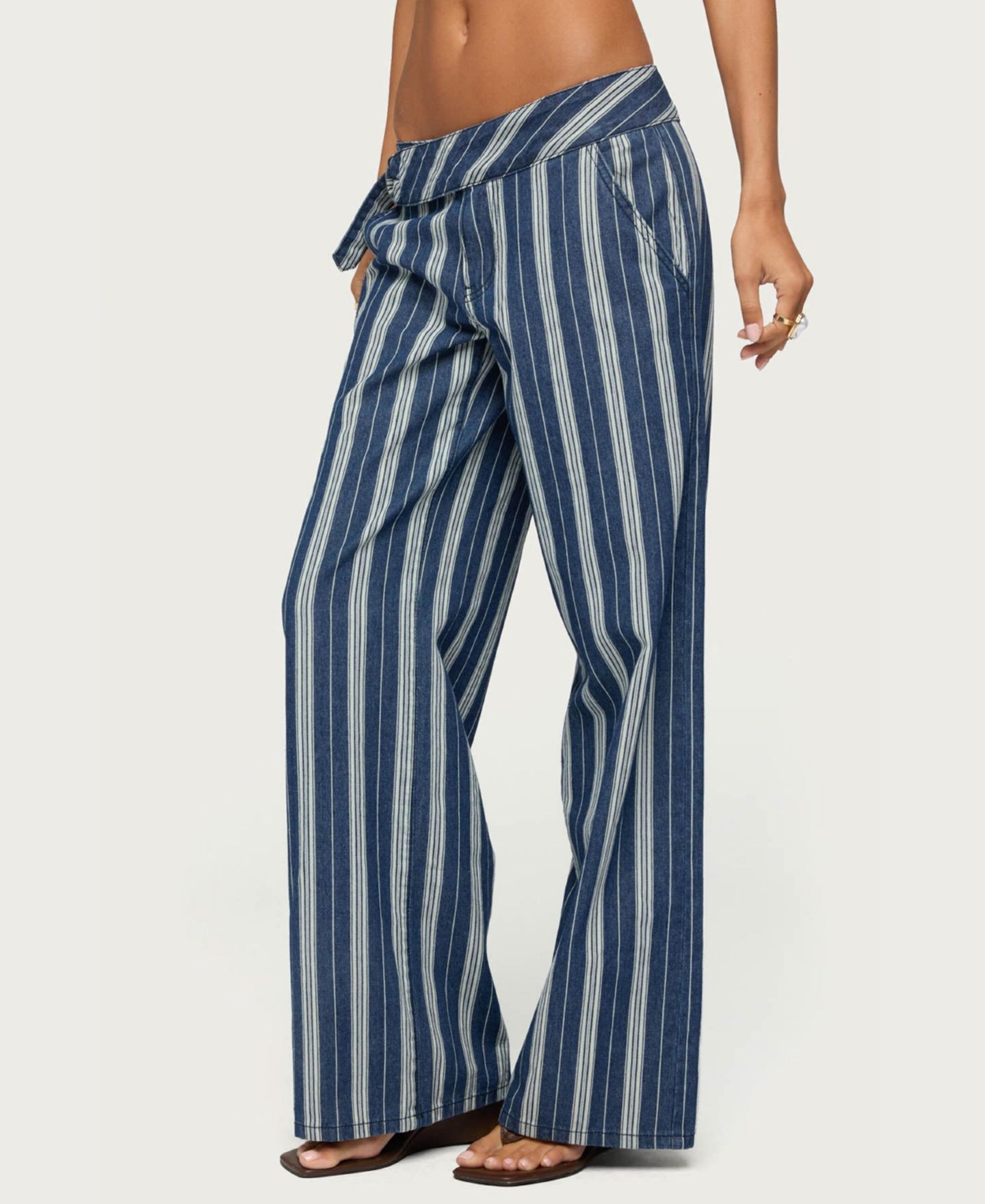 Женские джинсы Edikted Low-Rise Striped Baggy, цвет: Синий белый — фото 4