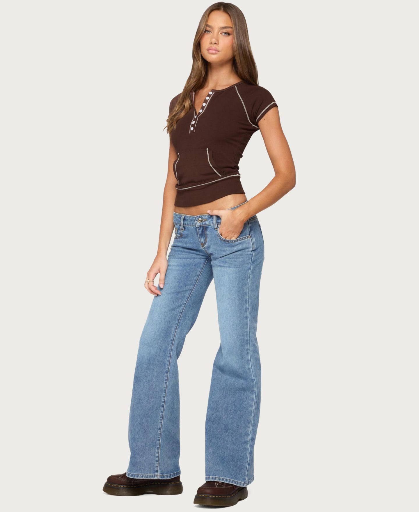 Женский топ Edikted Jeena Short-Sleeve Kangaroo-Pocket Henley, цвет: Коричневый — фото 5
