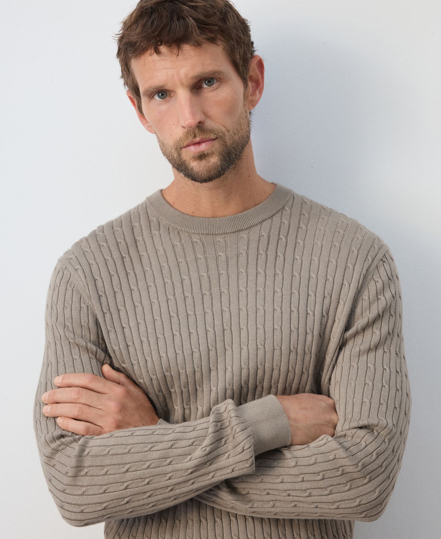 Мужской свитер Mango Mars Cable-Knit Crewneck, цвет: Норковый серый — фото 2