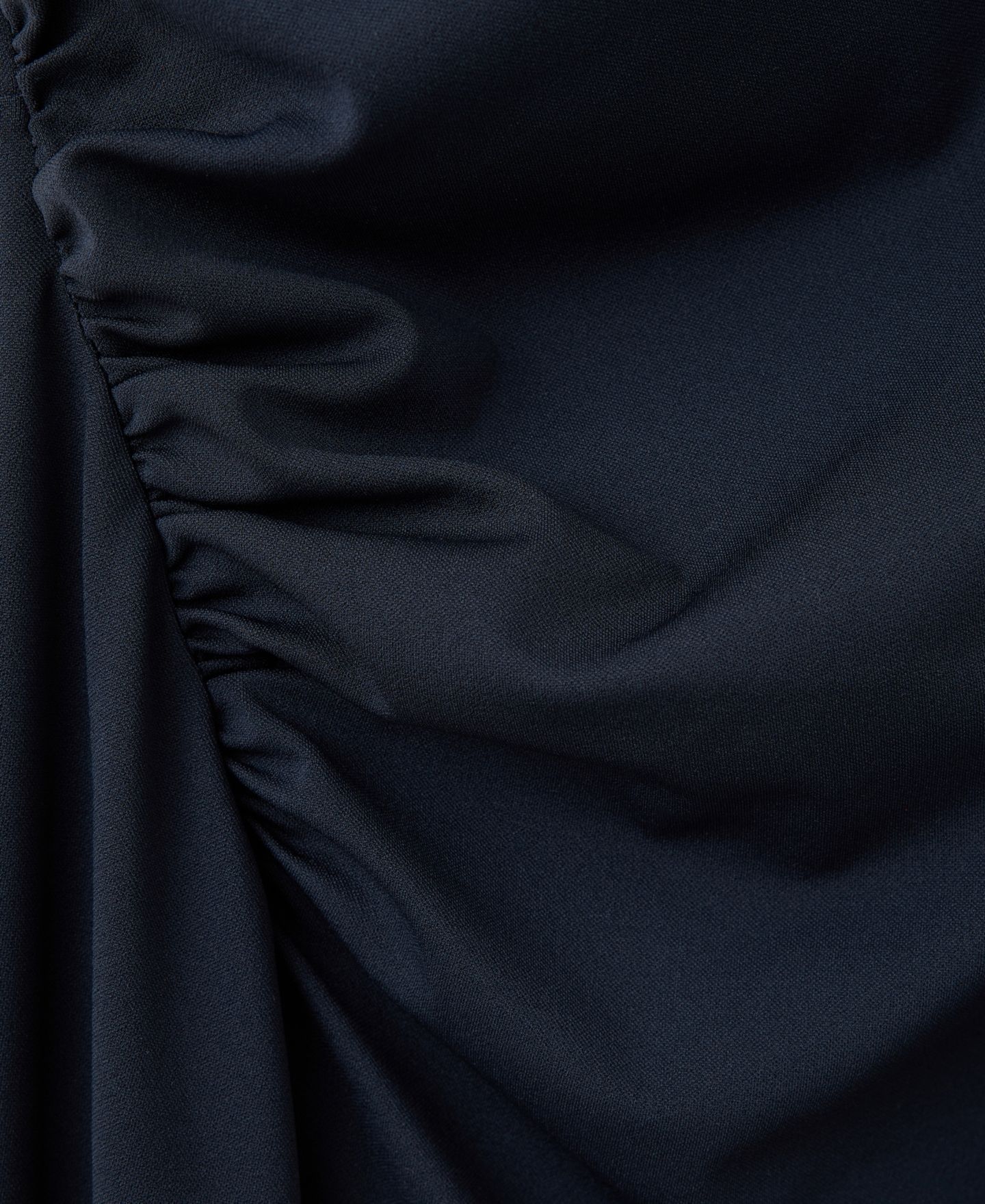 Женское платье Mango Asymmetric-Neck Ruched, цвет: Ночной синий — фото 4