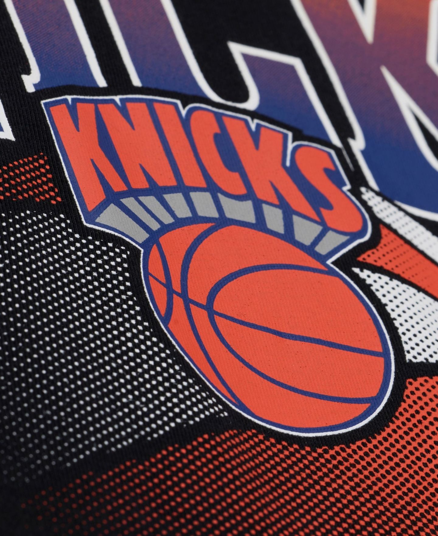 Женская футболка Mitchell & Ness Black New York Knicks Street Graphic Boxy Crop — фото 4