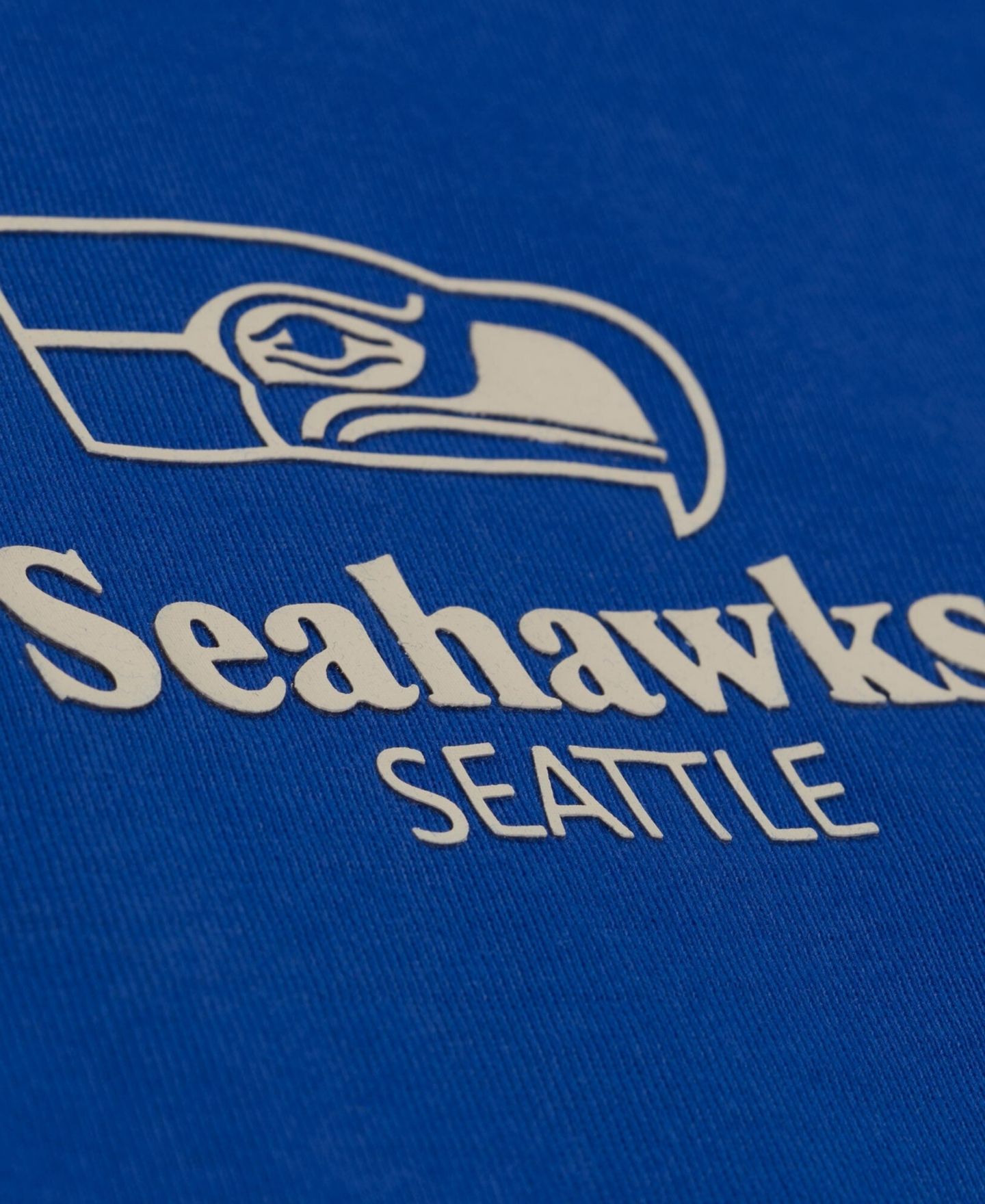 Женская футболка Mitchell & Ness Mitchell Ness Royal Seattle Seahawks Core Essentials Micro Logo Boxy Crop — фото 6