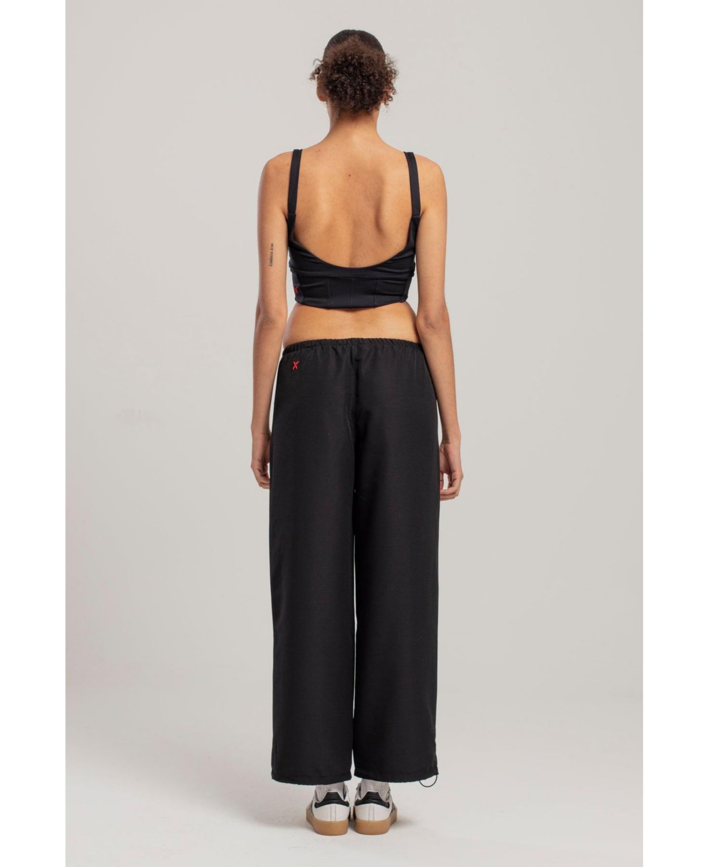 Женские брюки PCFG Free Heaven Mid-Rise Wide-Leg Parachute, цвет: Угольно-чёрный — фото 5