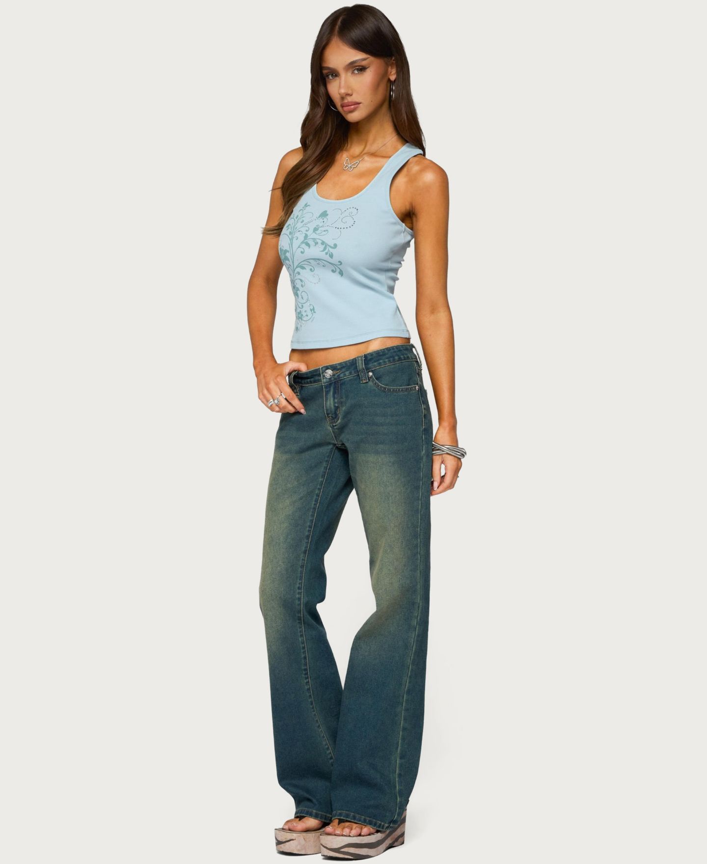 Женский топ Edikted Veila Sleeveless Scoop Neck Rhinestone Graphic, цвет: Светлый синий — фото 2