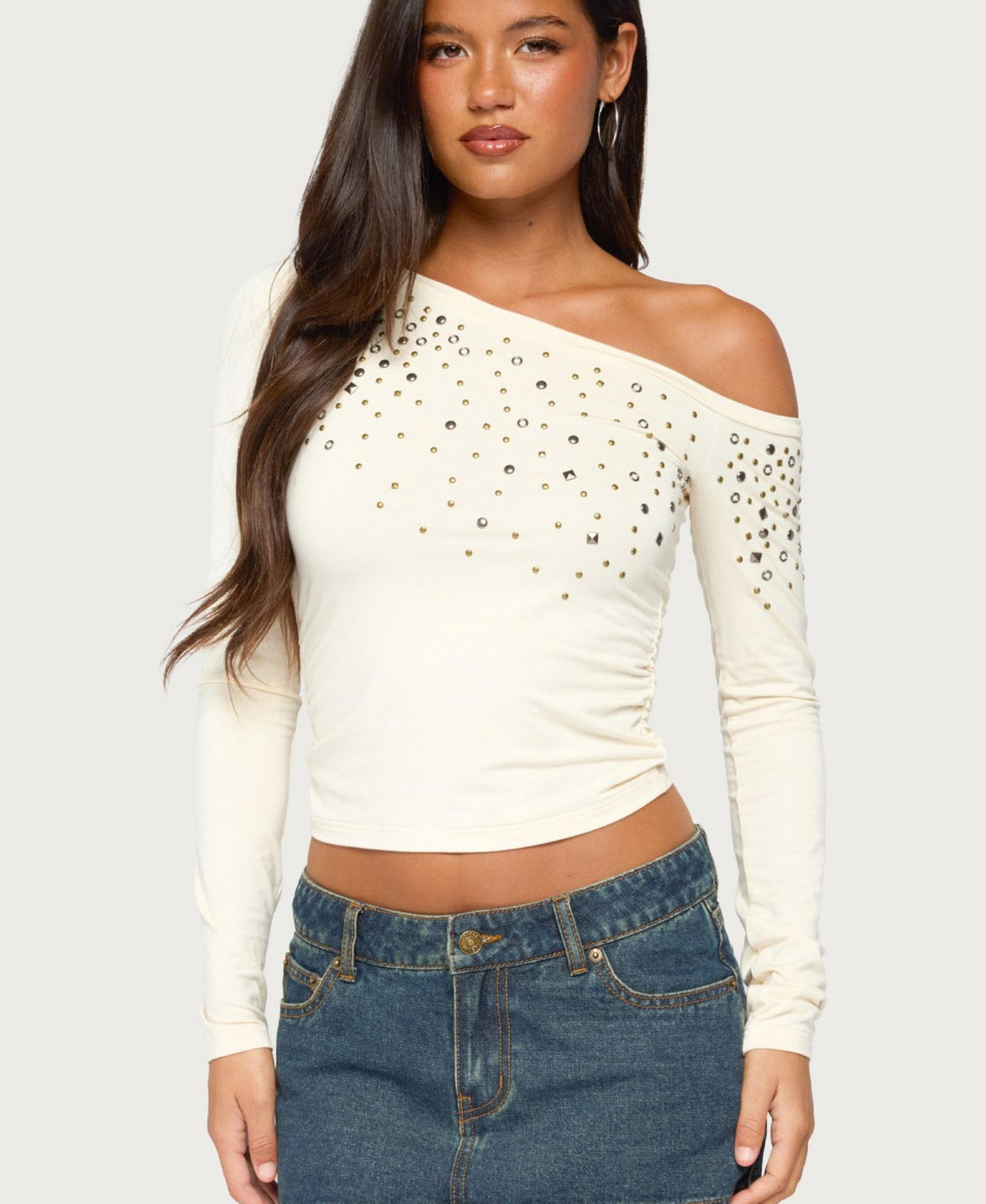 Женский топ Edikted Hetty Long-Sleeve Off-the-Shoulder Studded, цвет: Бежевый — фото 1