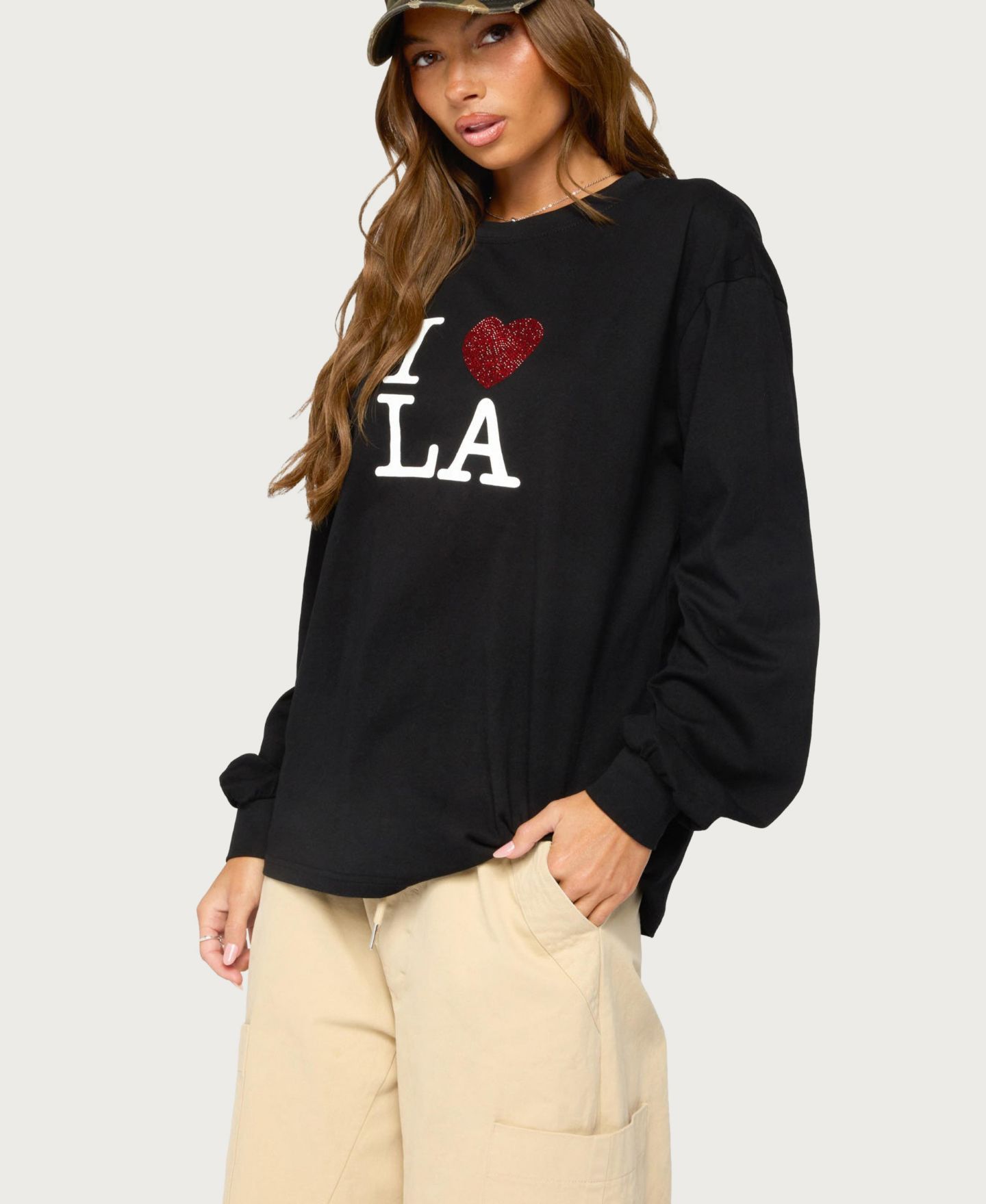 Женский топ Edikted Loving LA Long-Sleeve Crewneck Graphic Cotton-Blend, цвет: Чёрный — фото 2