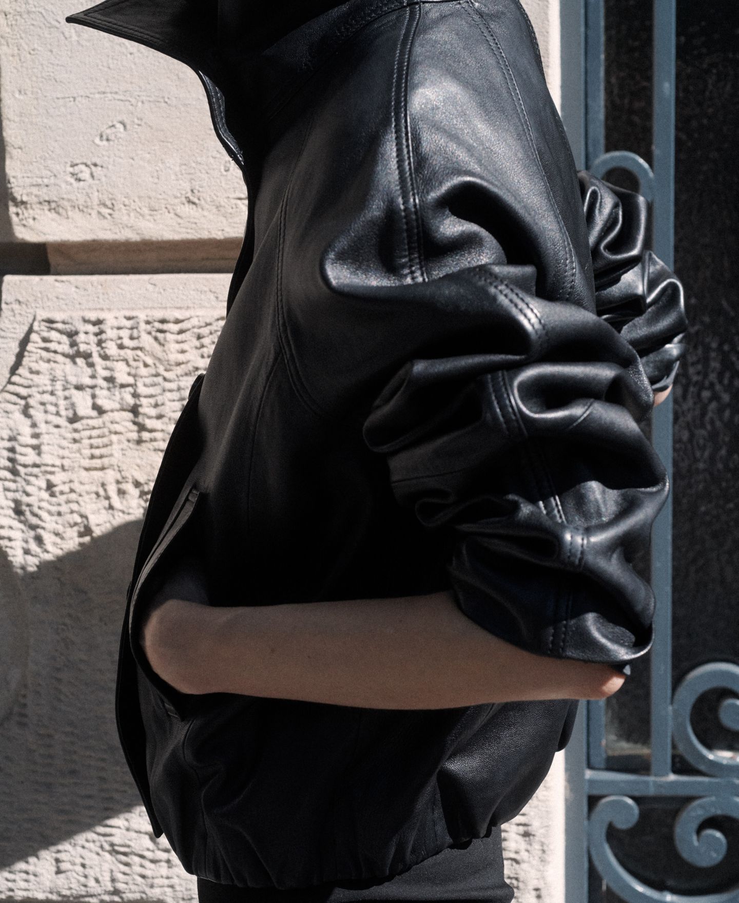 Женская куртка Mango Oversized Funnel Neck Leather, цвет: Чёрный — фото 7