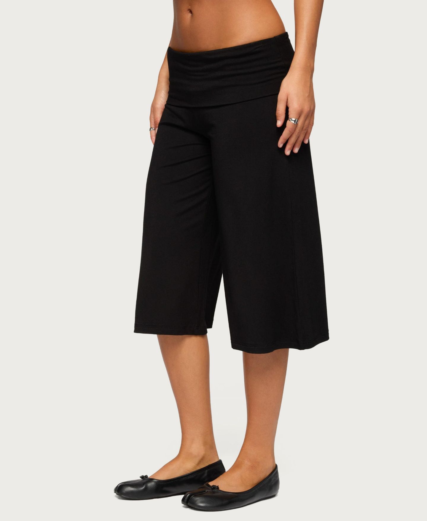Женские брюки Edikted Shirly Wide-Leg Foldover Waistband Capri, цвет: Чёрный — фото 2