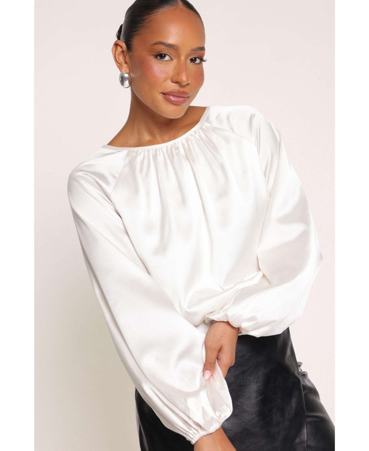 Женская блузка Petal and Pup Remi Open Back Long Sleeve Satin, цвет: Кремовый — фото 5