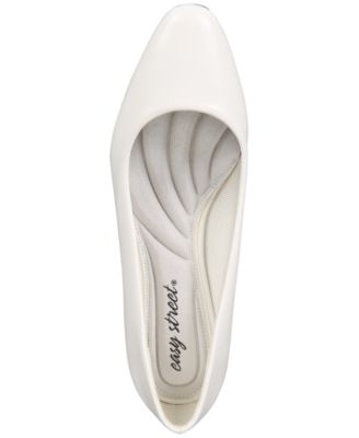 Prim Kitten Heel Pumps