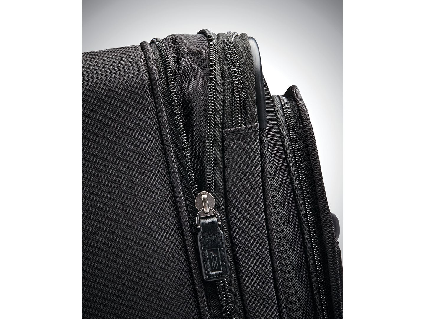 Чемодан Hartmann Metropolitan 2 30.5" Check-in Spinner, цвет: Глубокий чёрный — фото 2