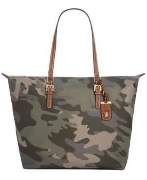 TOMMY HILFIGER JULIA CAMO ZIPPERED TOTE