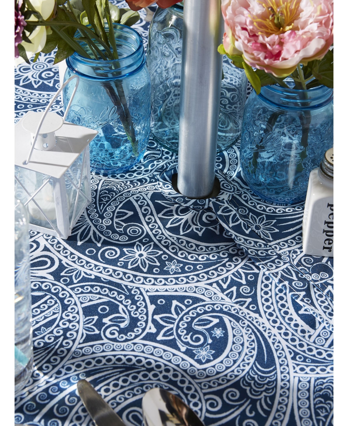 Design Imports Paisley Print Outdoor Tablecloth with Zipper, 60