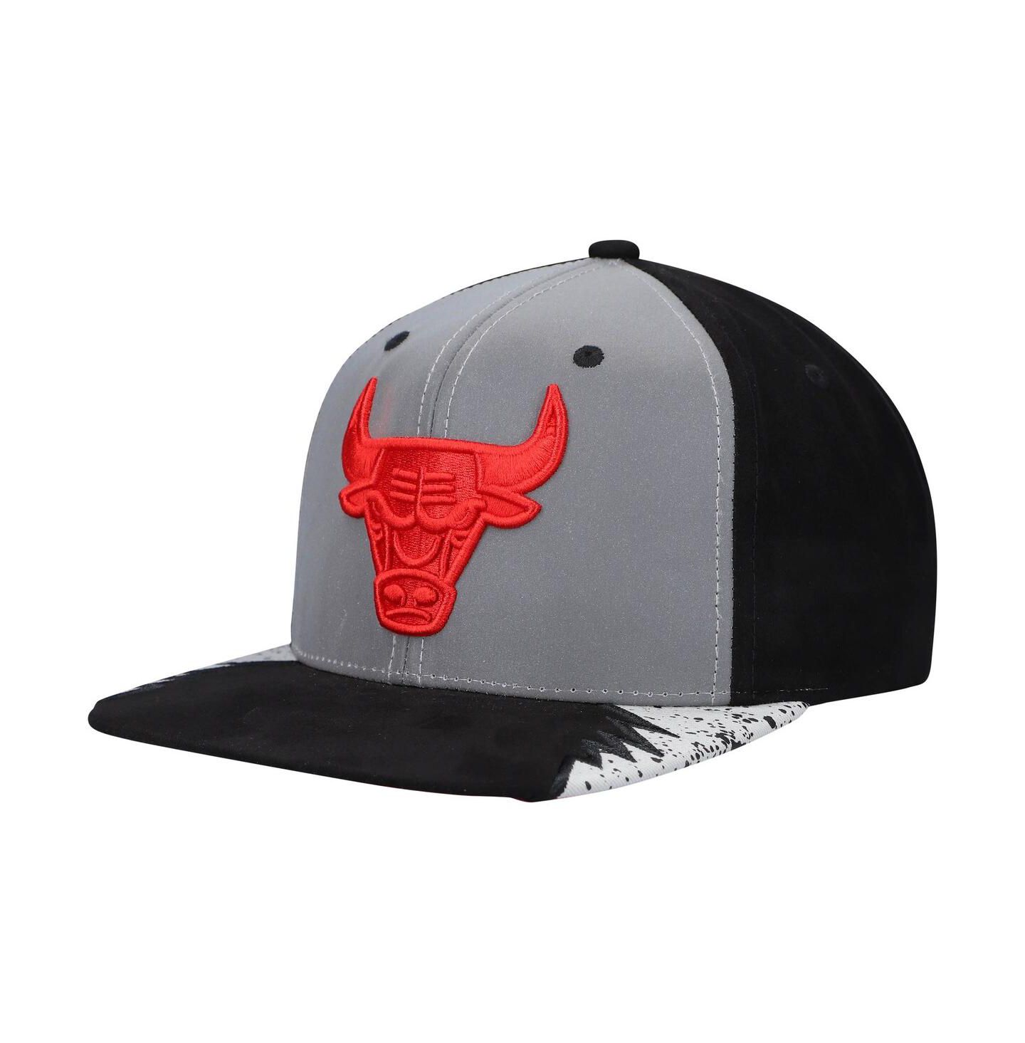 Мужская кепка Mitchell & Ness Silver and Gray Chicago Bulls Day 5 Snapback Hat — фото 1