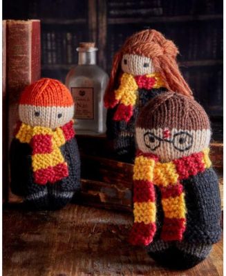 Harry Potter - Knitting Magic - More Patterns From Hogwarts and Beyond - An Official Harry Potter Knitting Book (Harry Potter Craft Books, Knitting Books) by Tanis Gray