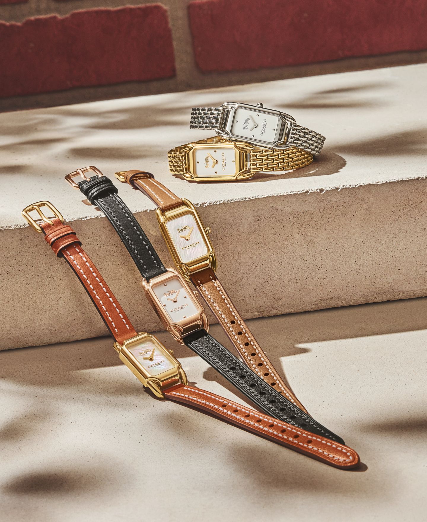 Женские часы COACH Cadie Gold-tone Bracelet Watch 17.5mmX28.5mm, цвет: Золотой — фото 5