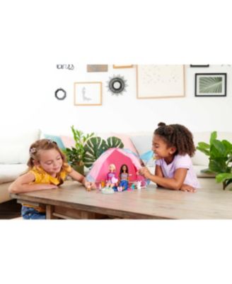 Barbie It Takes Two Kampeerspeelset met Daisy Pop (mollig met roze haar, 29 cm), puppyvriendje, kajak en kampeeraccessoires, een leuk cadeau voor kinderen van 3 tot 7 jaar, HDF75