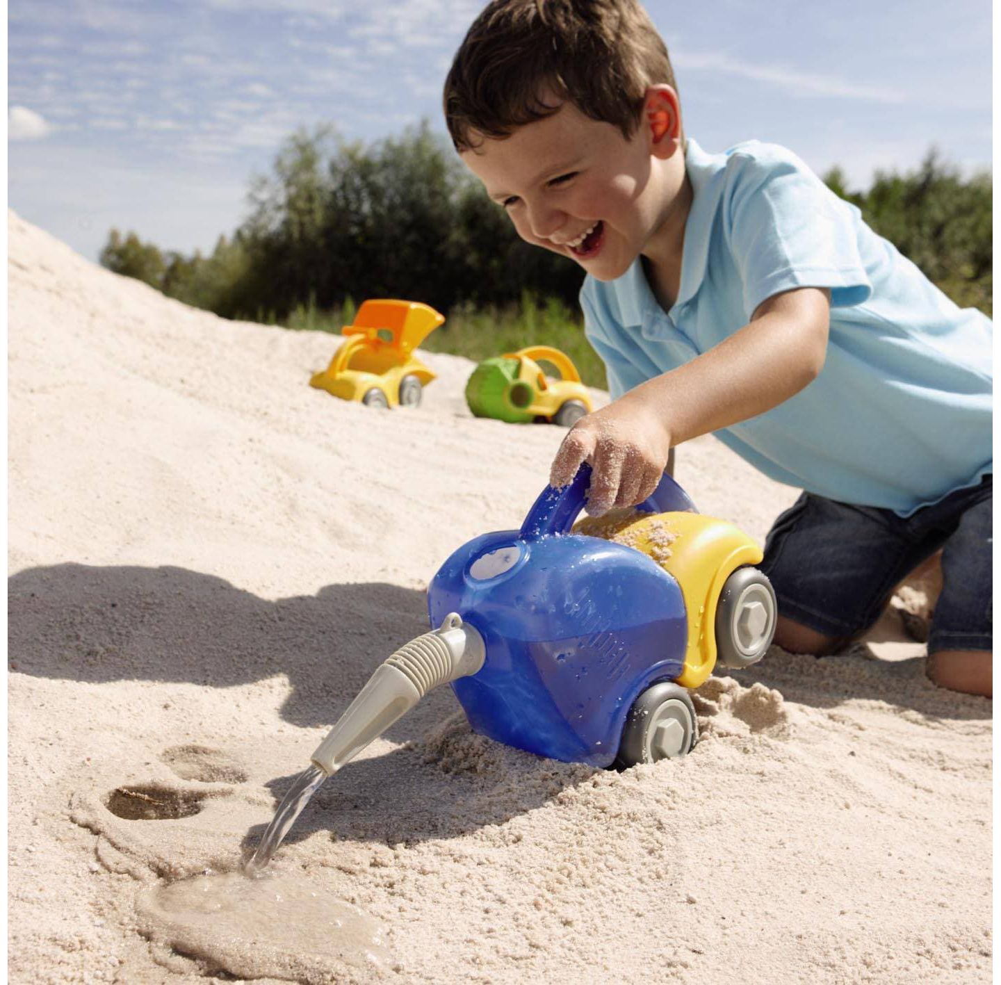 Детская игрушка Haba Tanker Truck 8" x 5.5" x 6.5" Water and Sand Toy, Ages 18 Months+ — фото 2