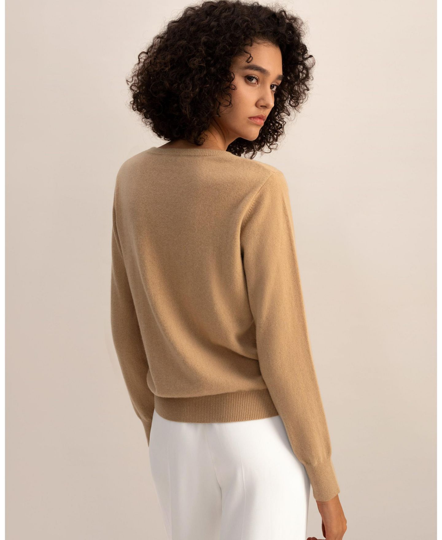 Женский свитер LILYSILK Cashmere Super Soft Crewneck, цвет: Верблюжий — фото 3