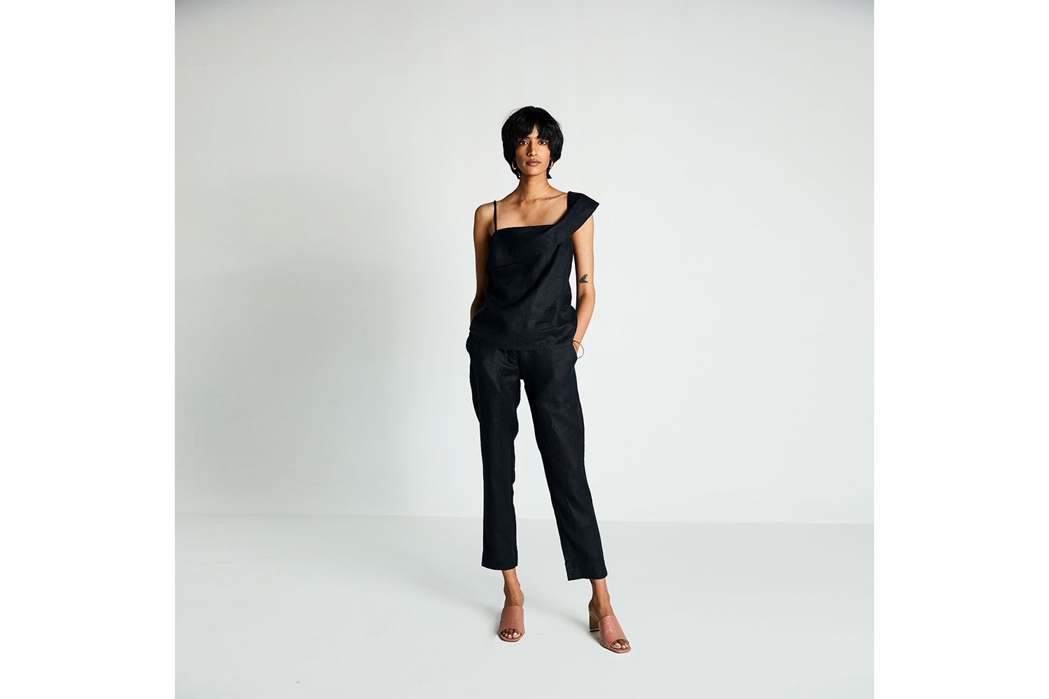 Women's The Wandering Wave top Black