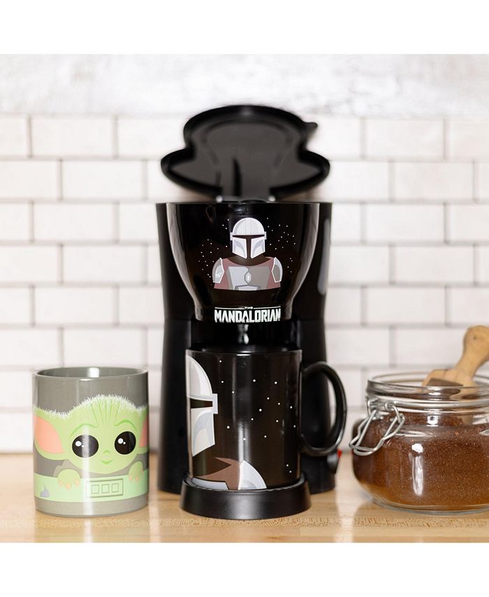 Uncanny Brands Star Wars The Mandalorian & Baby Yoda Coffee Maker Set