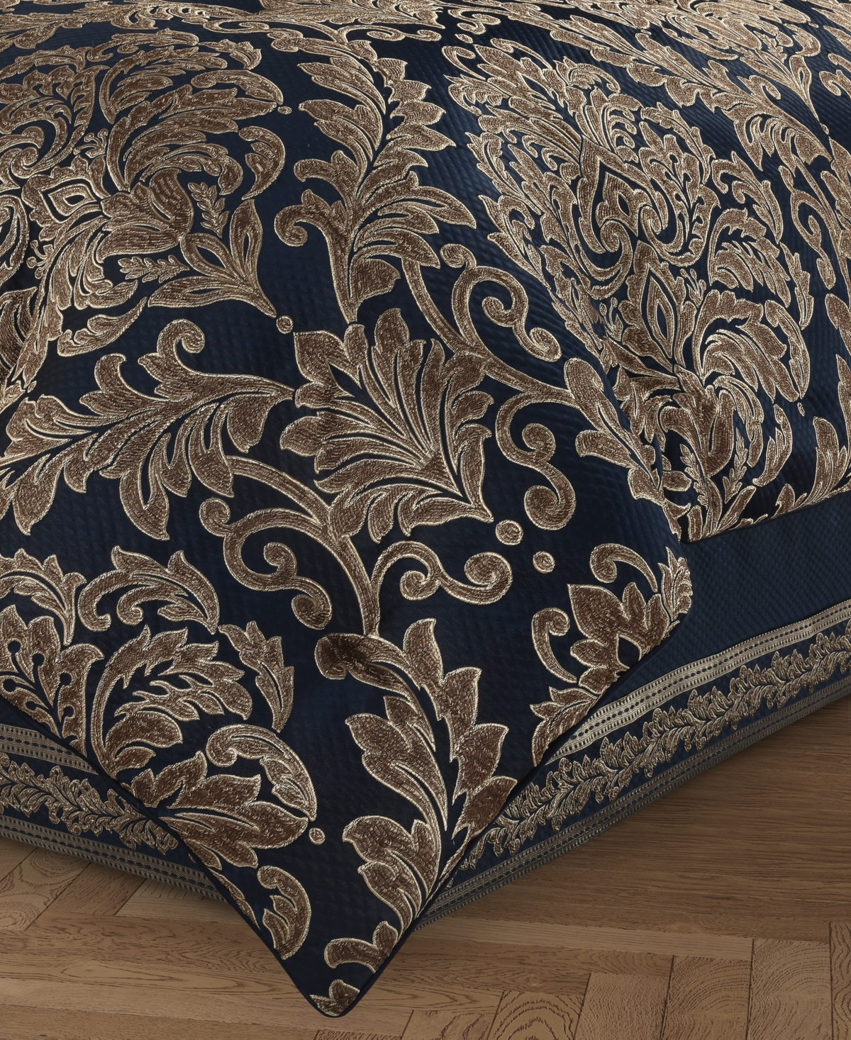 J Queen New York Monte Carlo 4 Piece Comforter Set