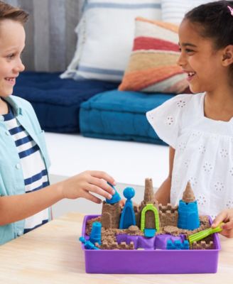 Kinetic Sand Deluxe Beach Castle Playset with 2.5Lbs of Beach Sand, includes Molds and Tools, Sensory Toys for Kids Ages 5 Plus