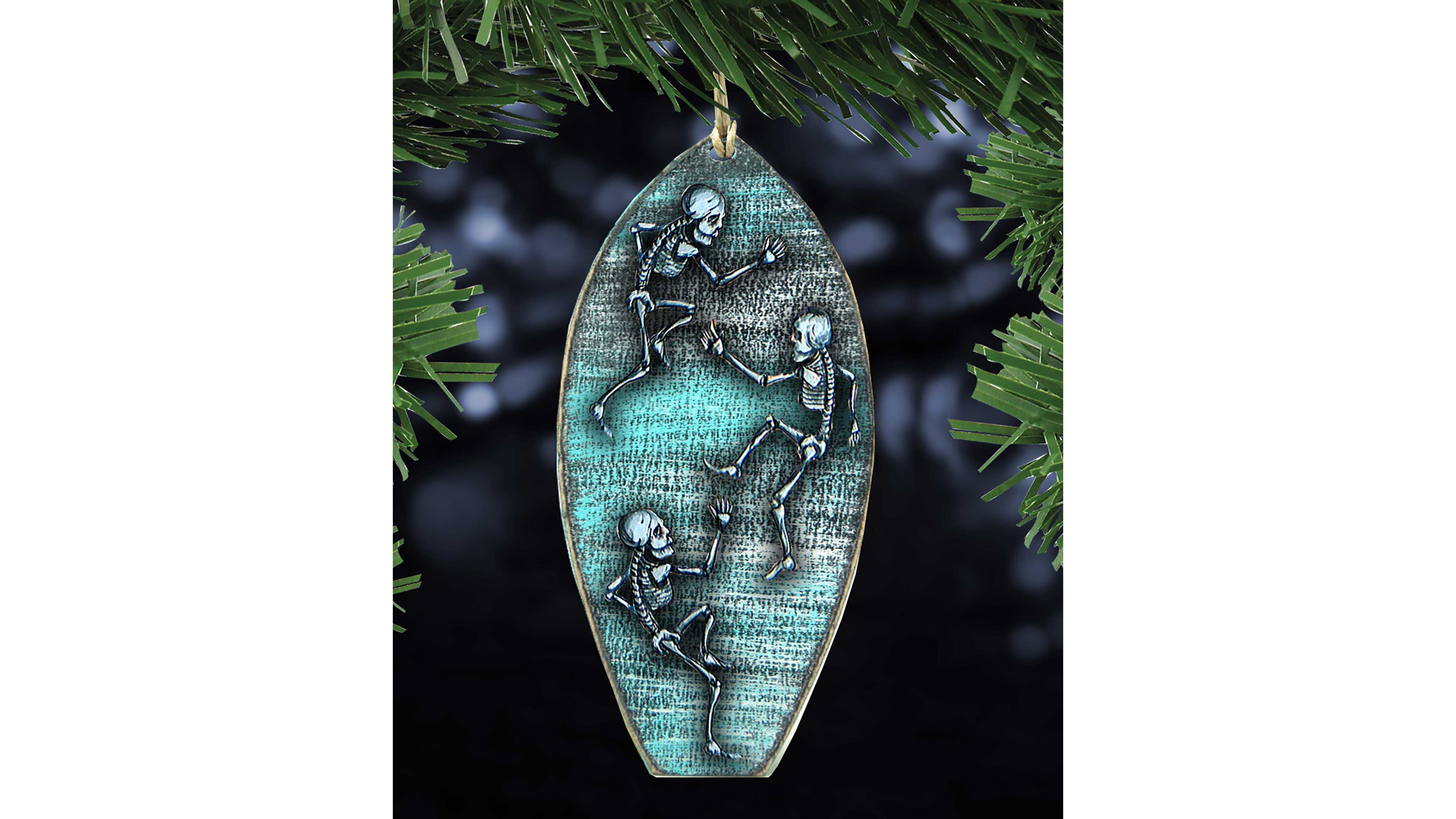 Designocracy Holiday Wooden Ornaments Halloween Skeletons Surfboard Home Decor Set of 2 G. DeBrekht