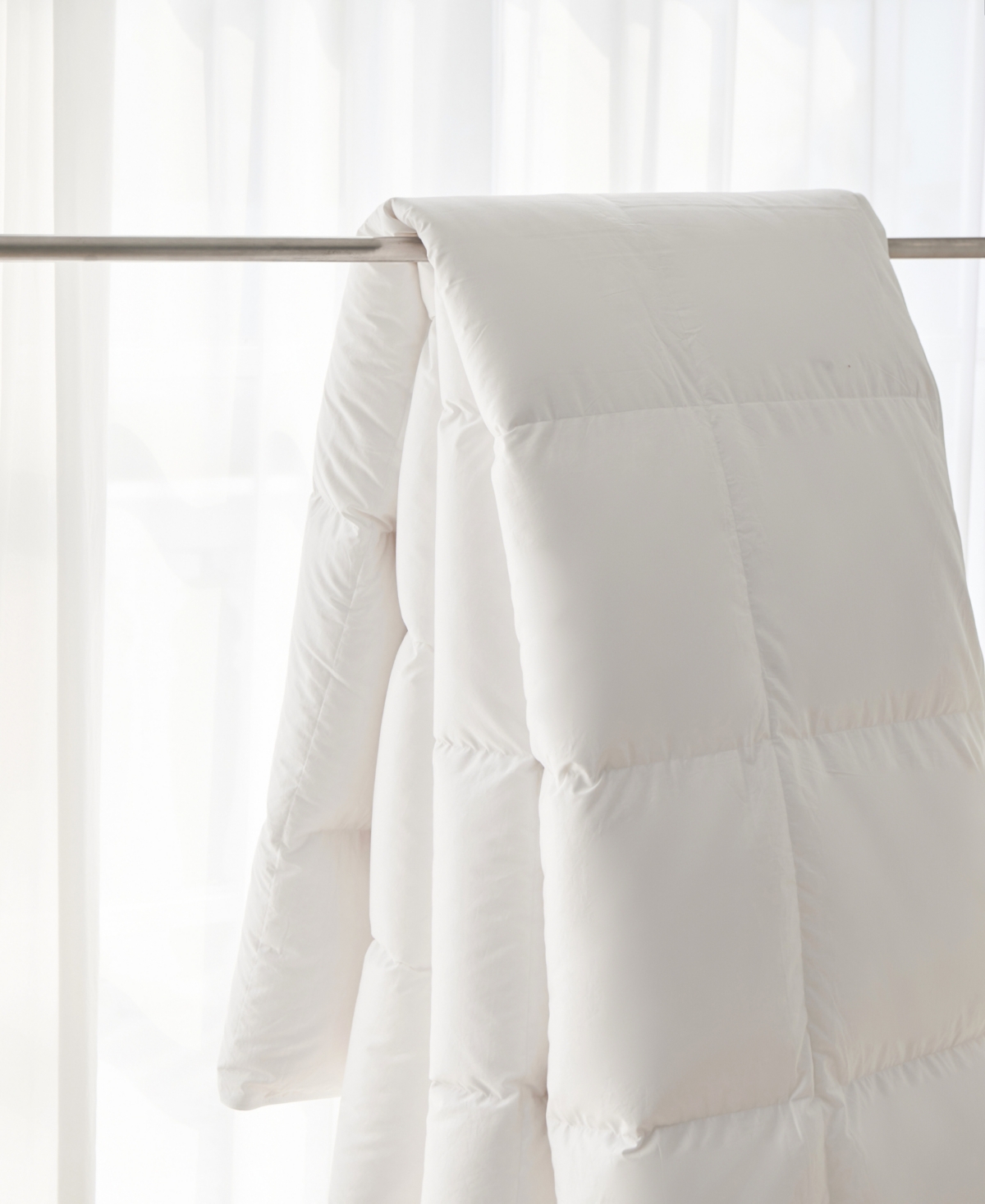 Royal Elite Down Alternative 300 Thread Count Cotton Shell All Season Comforter, Queen In White