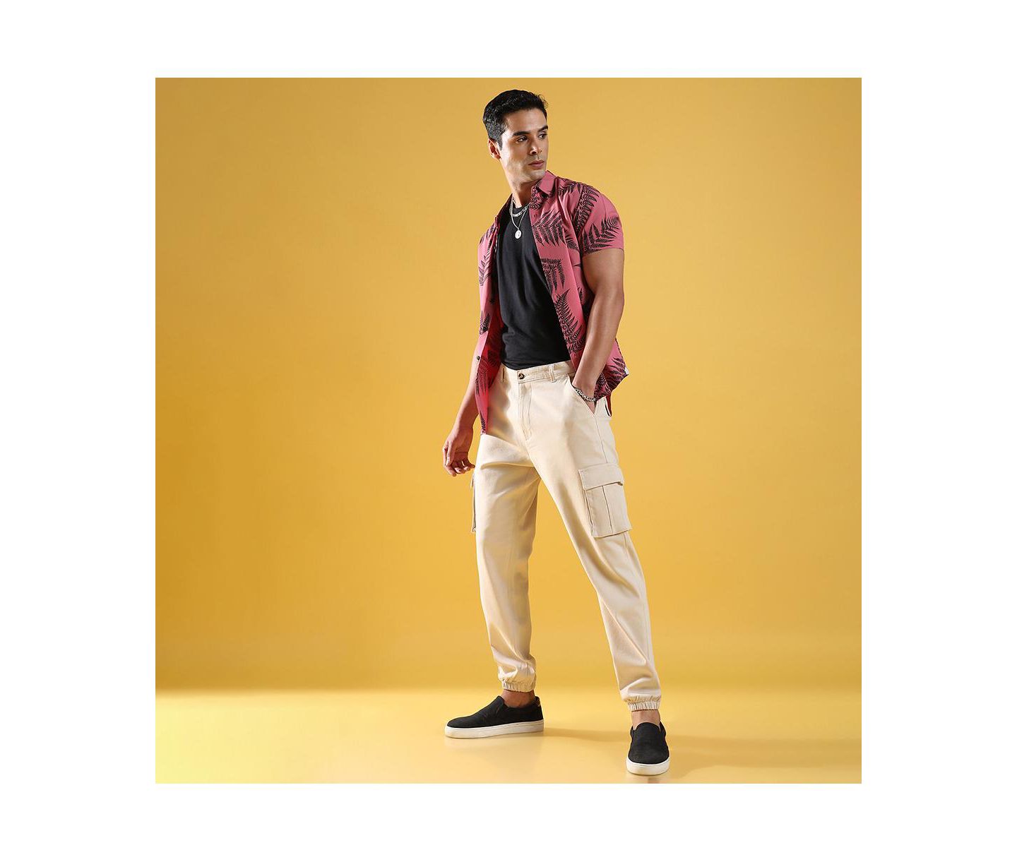 Мужские брюки Campus Sutra Beige Cuffed Hem Cargo Trousers, цвет: Бежевый — фото 2