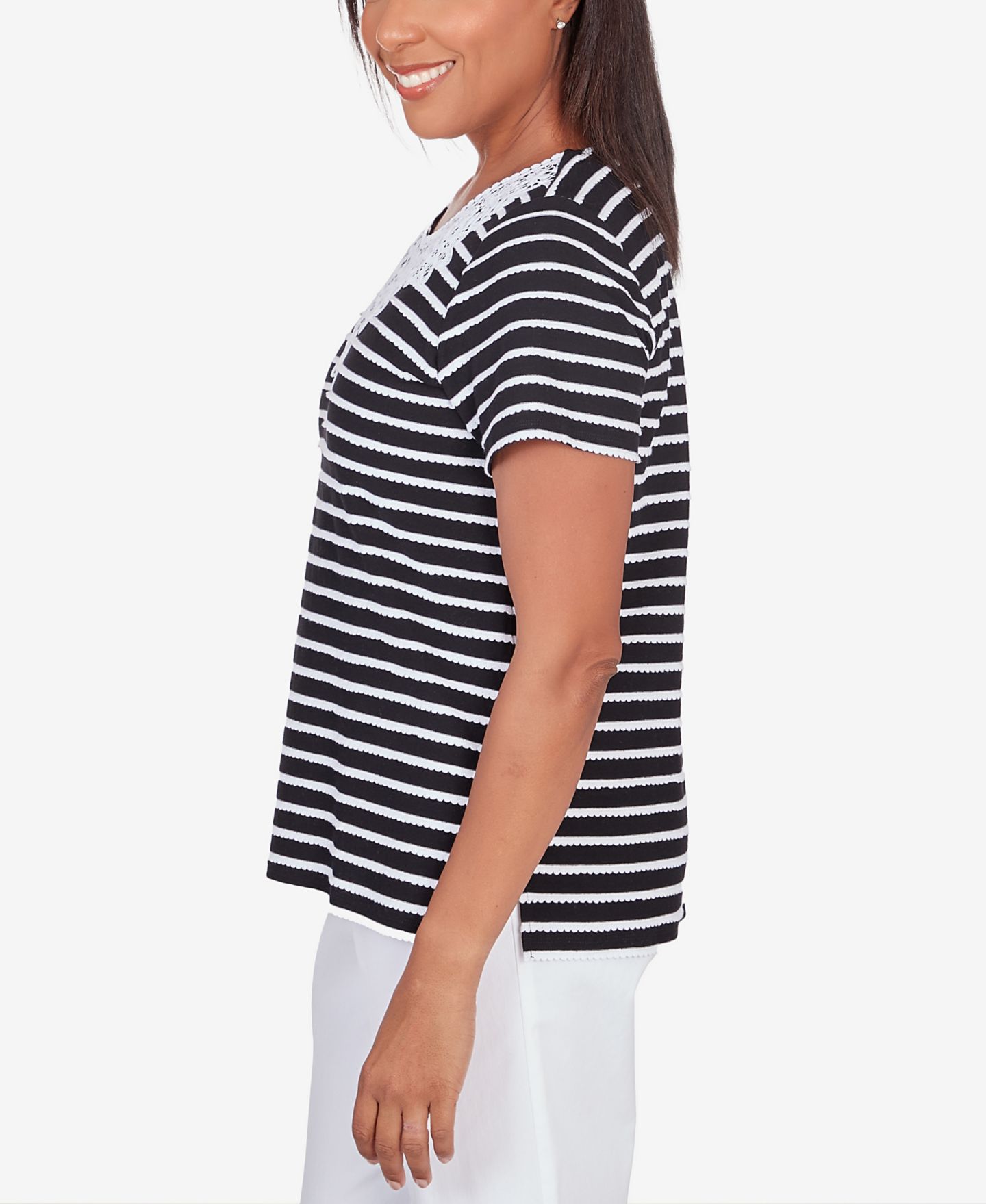 Женская футболка Alfred Dunner Classic Neutrals Lace Neck Striped Split Hem, цвет: Чёрный / Белый — фото 3