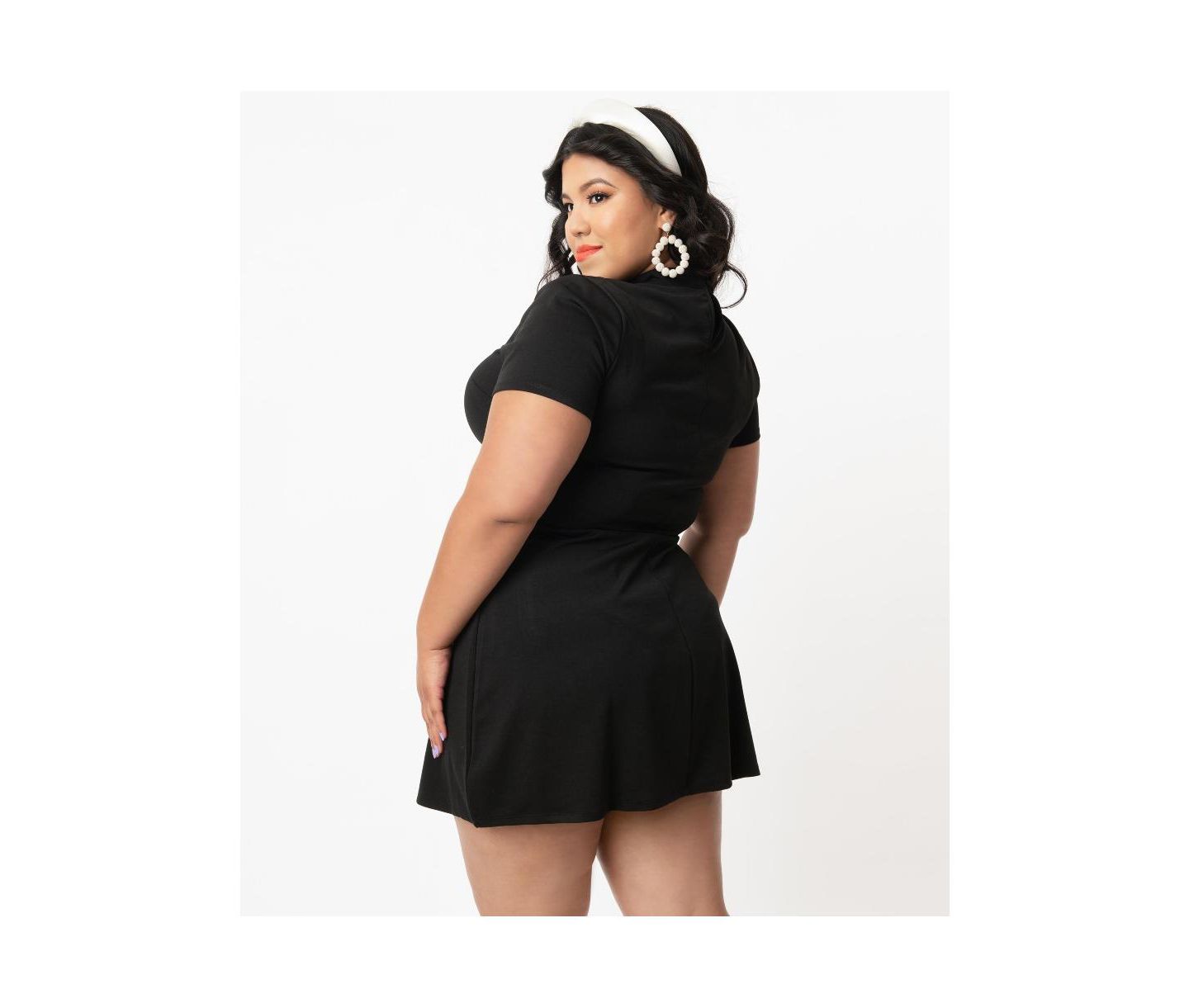 Женское платье Smak Parlour Plus Size Mock Neck Short Sleeve Wave Maker Shift, цвет: Чёрный — фото 2